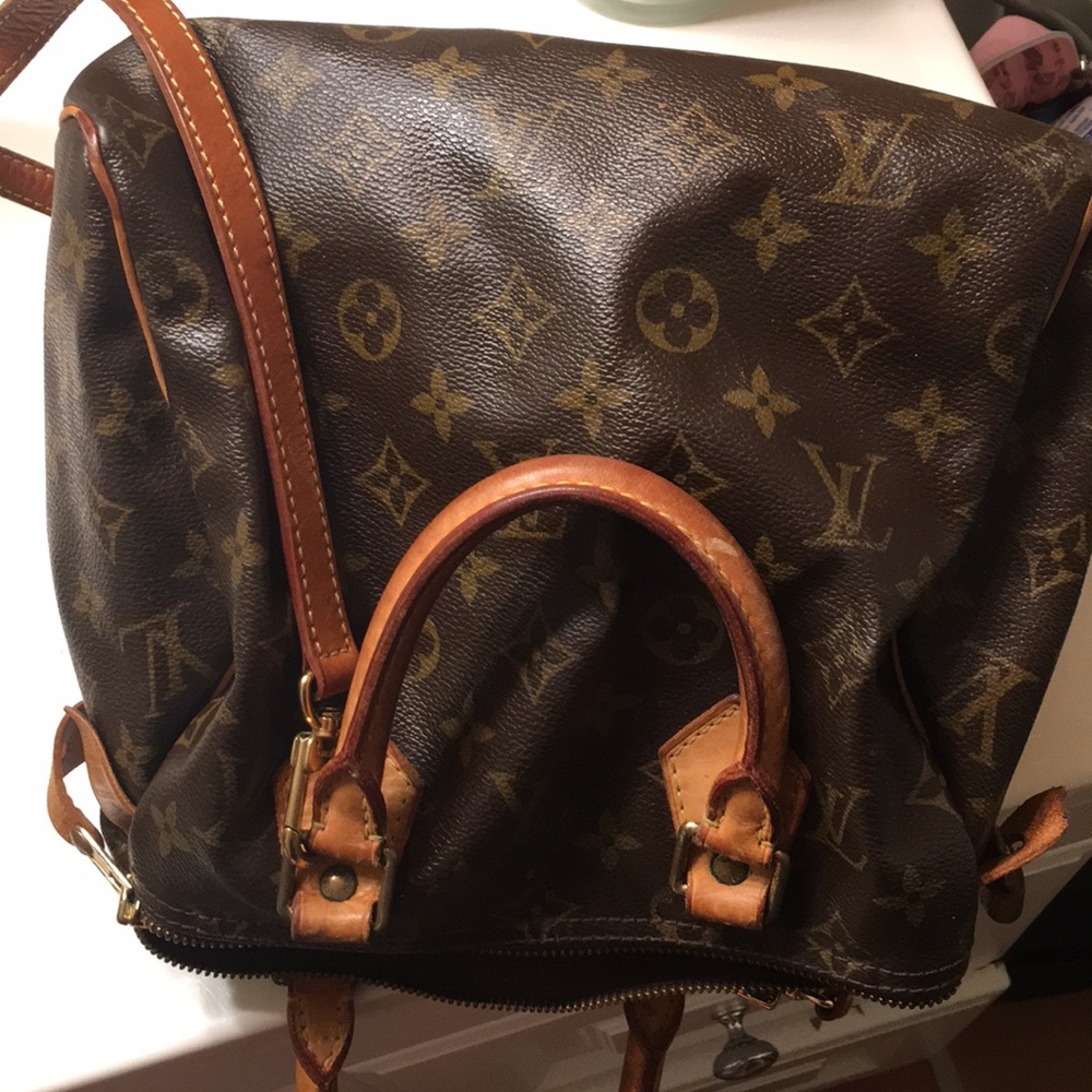 Louis Vuitton monogram canvas.     AUTHENTIC